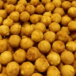Mini Bolinha de Queijo.